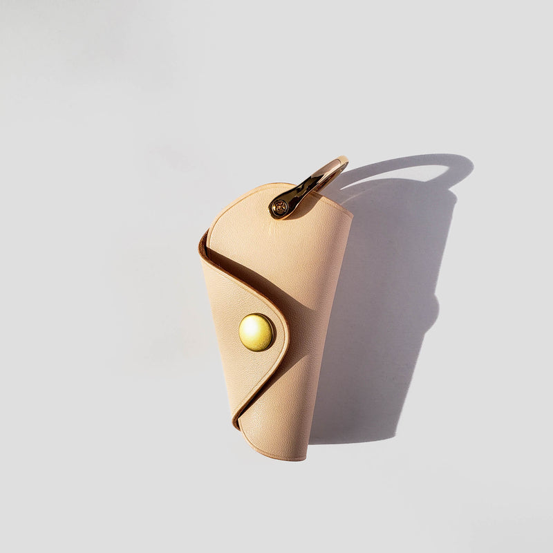 COACH Earbud Case for AirPods Bag Charm in Tan Signature Canvas :  : Electronics